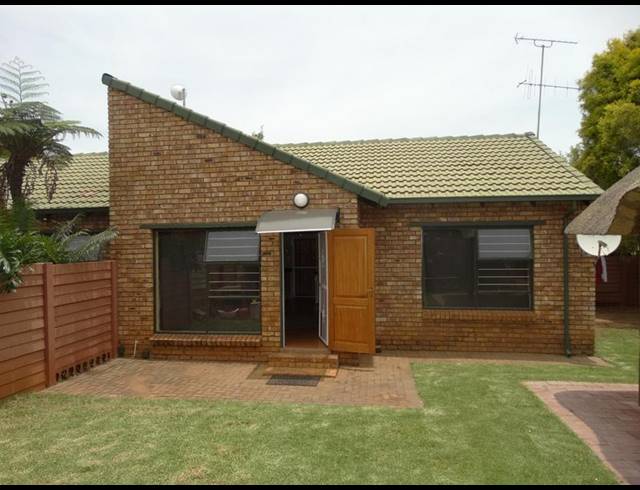 2 BEDROOM TOWNHOUSE FOR SALE IN DIE HOEWES